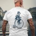ビンテージのペニーファージング自転車に乗る粋なカエルのサイクリスト メンズTシャツ バックプリント 高齢者への贈り物