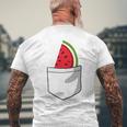 ポケットに入ったスイカのポケットプリントの面白いスイカ。 メンズTシャツ バックプリント 高齢者への贈り物
