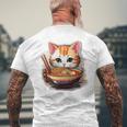 ラーメンを食べている子猫 メンズTシャツ バックプリント 高齢者への贈り物