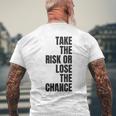 リスクを取るか、チャンスを失うか大胆なモチベーションウェア。 メンズTシャツ バックプリント 高齢者への贈り物