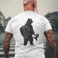 斧と盾を持った熊 中世の熊 バイキング メンズTシャツ バックプリント 高齢者への贈り物