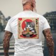背中にラーメンを食べる緑色の目を持つ日本猫のデザイン。 メンズTシャツ バックプリント 高齢者への贈り物