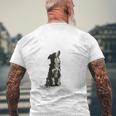 飼い主を見ているボーダーコリー 農場の犬 メンズTシャツ バックプリント 高齢者への贈り物