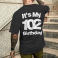 102歳の誕生日。It's My 102歳の誕生日 102歳の誕生日 メンズTシャツ バックプリント 彼への贈り物