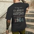 1964年生まれ、61歳の誕生日 クラシックカー メンズTシャツ バックプリント 彼への贈り物