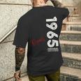 60 歳の誕生日 男性 オリジナル 3月 ヴィンテージ 1965 年 ギフト メンズTシャツ バックプリント 彼への贈り物