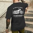 60歳のバイカー。1963年生まれの還暦 バイク オートバイ メンズTシャツ バックプリント 彼への贈り物