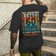 60歳の誕生日 60歳 720ヶ月 すごい生まれ 1965年 メンズTシャツ バックプリント 彼への贈り物
