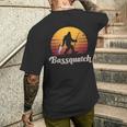 Basssquatch ビッグフット 釣り バス フォレスト シルエット メンズTシャツ バックプリント 彼への贈り物