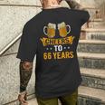 Cheers To 66歳 66歳 誕生日パーティー お祝いギフト メンズTシャツ バックプリント 彼への贈り物