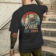 Dad Est 2026 年のパパ 初めての父の日 若いパパ 新しいパパ メンズTシャツ バックプリント 彼への贈り物