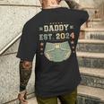 Daddy Est 2024 年生パパ 新米パパ 初めてのパパ 若いパパ メンズTシャツ バックプリント 彼への贈り物