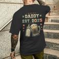 Daddy Est 2025 年のパパ 初めての父の日 新しい父親 若い父親 メンズTシャツ バックプリント 彼への贈り物