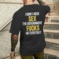 I Don't Needegs The Government F's Me Daily メンズTシャツ バックプリント 彼への贈り物