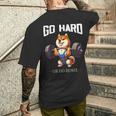 Go Hard Or Go Home 柴犬 犬 ウエイトリフティング フィットネス ジム メンズTシャツ バックプリント 彼への贈り物