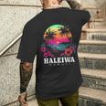 Haleiwa ハワイ ハワイアン ハイビスカス 花 サーファー お土産 メンズTシャツ バックプリント 彼への贈り物