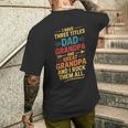 I Have Three Titles Dad And Grandpa 父の日 ビンテージtシャツ メンズTシャツ バックプリント 彼への贈り物