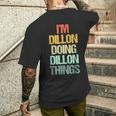 I'm Dillon Doing Dillon Things – 楽しい言葉でクールな名前ディロン メンズTシャツ バックプリント 彼への贈り物