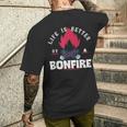 Life Is Better By The Bonfire キャンプファイヤー キャンプ アウトドア ハイカー メンズTシャツ バックプリント 彼への贈り物