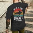 Life Is Better Withharks Around レトロ シャーク メンズTシャツ バックプリント 彼への贈り物