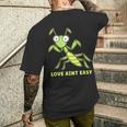 Love Ain't Easy カマキリ ユーモア 昆虫 恋人 ジョーク メンズTシャツ バックプリント 彼への贈り物