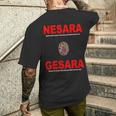 Nesara Gesara、赤い文字。 メンズTシャツ バックプリント 彼への贈り物