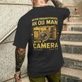 Never Underestimate An Old Man With A Camera レトロ ヴィンテージ メンズTシャツ バックプリント 彼への贈り物