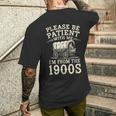 Please Be Patient With Me I'm From The 1900S ユーモア メンズTシャツ バックプリント 彼への贈り物