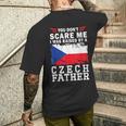 Raised By A Czech Father Father's Day Czech Republic Flag メンズTシャツ バックプリント 彼への贈り物