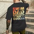 Uomo Nuota Papà Come Un Papà Normale T-shirt da uomo con stampa posteriore Regalos para él