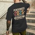 Uomo Pensione Regalo Papà Collega Divertente Pensionato 2025 T-shirt da uomo con stampa posteriore Regalos para él