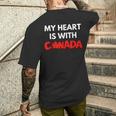 「My Heart Is With Canada」 – カナダ人と強く立つ メンズTシャツ バックプリント 彼への贈り物