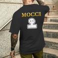 おもち Mocci 餅『おやつ ポップ』ブランド ロゴ パロディ お菓子 おやつ 面白い かわいい メンズTシャツ バックプリント 彼への贈り物
