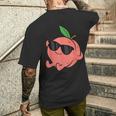 かわいい 桃 フルーツ リラックス のんびりピーチ メンズTシャツ バックプリント 彼への贈り物