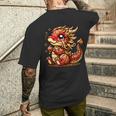 かわいい かわいい 赤 金 龍 中国 旧正月 縁起物 メンズTシャツ バックプリント 彼への贈り物