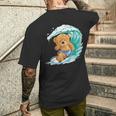 かわいいサーファーのテディベア。 メンズTシャツ バックプリント 彼への贈り物