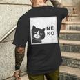 ねこさん Neko ハチワレ『まどの なか から』【どうぶつフレンズ】フキゲンネコ 猫 顔 窓 イラスト メンズTシャツ バックプリント 彼への贈り物