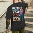 はじめての父の日2025年 赤ちゃんの誇り高きパパを持つお父さんとして メンズTシャツ バックプリント 彼への贈り物