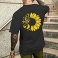 ひまわりと蝶のシルエット、自然の調和。 メンズTシャツ バックプリント 彼への贈り物