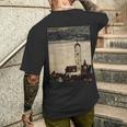 エゴン・シーレ作「ドナウ川のシュタインの教会」1913 メンズTシャツ バックプリント 彼への贈り物