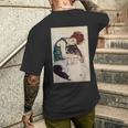 エゴン・シーレ作「膝を曲げた座る女」1917 メンズTシャツ バックプリント 彼への贈り物