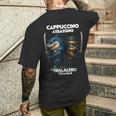 カプチーノ アサシーノ トラレロ トラララ イタリアン ブレイン ミーム メンズTシャツ バックプリント 彼への贈り物