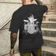 キュートで面白い猫のドラマー ドラムを弾くパンク ロックスター グラフィック メンズTシャツ バックプリント 彼への贈り物