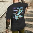 グアム、主要都市、旗、アメリカの観光名所地図 メンズTシャツ バックプリント 彼への贈り物