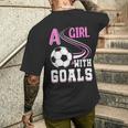 サッカーでゴールを決めた少女 メンズTシャツ バックプリント 彼への贈り物