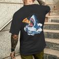 サメが食べるピザ サメグッズ ジョーズ メンズTシャツ バックプリント 彼への贈り物