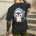 サメのコスチュームを着た面白いペンギン メンズTシャツ バックプリント 彼への贈り物