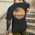 サンセット ビーチ ヤシの木 夏 バイブ レトロ トロピカル 夏 ビーチ メンズTシャツ バックプリント 彼への贈り物