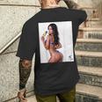 セクシーガールグラフィックtシャツ アイスポップのセクシーなラティーナブーティーガール。 メンズTシャツ バックプリント 彼への贈り物