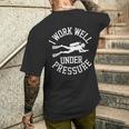 ダイビング I Work Well Under Pressure ダイビング・スポーツ ダイバーの言葉 メンズTシャツ バックプリント 彼への贈り物